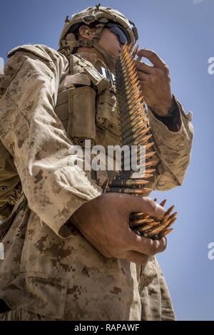 RABKUT, Oman (feb. 20, 2017) DEGLI STATI UNITI Marine Sgt. Oscar Deng, un mortarman fanteria con armi Company, battaglione atterraggio Squadra 1st Bn., 4 Marines, undicesimo Marine Expeditionary Unit (MEU) detiene una maglia di 7,62 mm manche per un M240B medie mitragliatrice durante una mitragliatrice gamma come parte dell esercizio soldato mare '17, Feb. 20. I marines e marinai con armi Co. ha sparato il M240B e M249 mitragliatrici, che ha consentito a ciascun organo di servizio per mettere in pratica il carico, la cottura e la cancellazione di ogni sistema di arma. Soldato di mare 2017 è un annuale, esercizio bilaterali condotte con il Royal Army di Oman progettato a dem Foto Stock