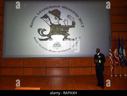 SOUTH BEND, ind. (Feb. 24, 2017), il comandante navale di formazione di servizio comando posteriore, ADM. Stephen C. Evans accoglie più di 250 Riserva navale addestramento ufficiali Corps (NROTC) aspiranti guardiamarina per la XXII edizione della Leadership navale seminario di fine settimana. Foto Stock