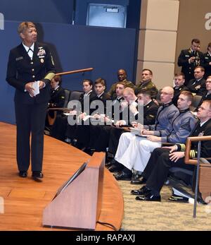 SOUTH BEND, ind. (Feb. 24, 2017) in pensione flotta Master Chief Aprile Beldo parla di riserva navale addestramento ufficiali Corps aspiranti guardiamarina al ventiduesimo annuale Leadership navale seminario di fine settimana. Foto Stock