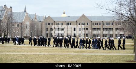 SOUTH BEND, ind. (Feb. 24, 2017) riserva navale addestramento ufficiali Corps aspiranti guardiamarina passeggiata attraverso il campus dell'Universita' di Notre Dame al ventiduesimo annuale Leadership navale seminario di fine settimana. Foto Stock