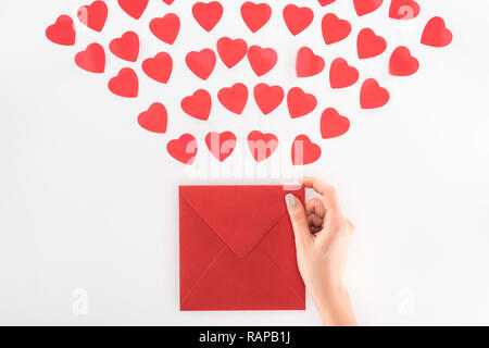 Vista parziale di donna holding avvolgono sotto la dozzina di cuore rosso simboli isolati su bianco, san valentino concetto Foto Stock