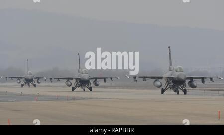 F-16 Fighting Falcons assegnato alla 36th Fighter Squadron taxi fuori per una missione di addestramento durante l'esercizio Beverly mandria 17-1 a Osan Air Base, Repubblica di Corea, 1 marzo 2017. Esercizi come Beverly allevamento consentono la 51st Fighter Wing per lavorare i movimenti dei muscoli richiesti per eseguire e sostenere operazioni di combattimento nella Rok. Foto Stock