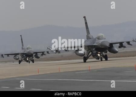 F-16 Fighting Falcons assegnato alla 36th Fighter Squadron taxi fuori per una missione di addestramento durante l'esercizio Beverly mandria 17-1 a Osan Air Base, Repubblica di Corea, 1 marzo 2017. Esercizi come Beverly allevamento consentono la 51st Fighter Wing per lavorare i movimenti dei muscoli richiesti per eseguire e sostenere operazioni di combattimento nella Rok. Foto Stock