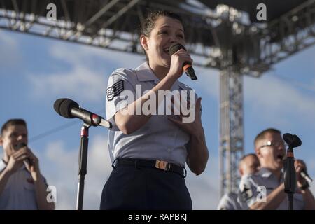 Tech. Sgt. Jilian McGreen, U.S. Air Force Band canto sergenti ensemble mezzosoprano cantante, canta "Carrello Song' durante una performance presso gli Universal Studios Orlando, Florida, dal 23 febbraio, 2017. Il canto sergenti eseguita una varietà di colpi dal 1940s e '50s per i membri del pubblico durante una serie di concerti gratuiti. "Il carrello canzone,' dal 1944 film 'Meet Me a St Louis,' è stato originariamente cantata da attrice Julie Garland. Foto Stock