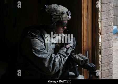 Un U.S. Soldato assegnato al primo battaglione, 8° reggimento di cavalleria, 2° Brigata Team di combattimento, 1° Divisione di cavalleria, conduce sentry durante l'azione decisiva la rotazione 17-04 presso il National Training Center, Fort Irwin, California, 20 feb 2017. Azione decisiva rotazioni creare un addestramento realistico ambiente che esegue il test di funzionalità di brigata Lotta contro squadre che li prepara ad affrontare con dotazione simile le forze opposte. Foto Stock