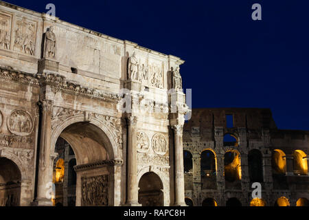 Il Colosseo è un anfiteatro ovale nel centro della città di Roma ed è il più grande anfiteatro mai costruito. Foto Stock