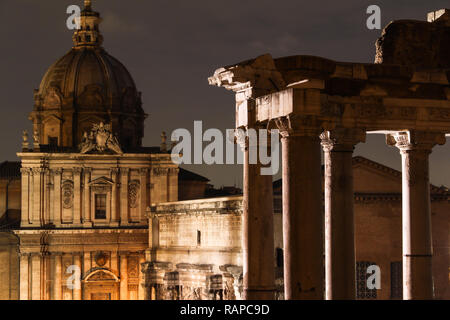 Il Foro Romano è un foro rettangolare circondata dai resti di numerose e importanti antichi edifici del governo al centro della città di Roma. Foto Stock