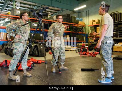 Pfc dell'esercito. Keely chiave, sinistra e Pvt. Isaia Scott, centro, sia la produzione video e documentazione (VPD) studenti dalla difesa informazioni scuola, Fort Meade, Md., intervista personale Sgt. Andrew Lowe, 436th forze di sicurezza risposta squadron leader di forza, dopo un corvo rosso di uomo sessione di formazione di Febbraio 23, 2017, a Dover Air Force Base, Del. per il loro progetto finale, sedici studenti VDP, 13 soldati dell esercito e tre STATI UNITI Marines, sono stati divisi in quattro squadre, è venuto a Dover Feb. 22-25, per documentare le unità entro il 436th e 512th Airlift ali e la diciottesima edizione delle forze di sicurezza Ruck marzo. Foto Stock