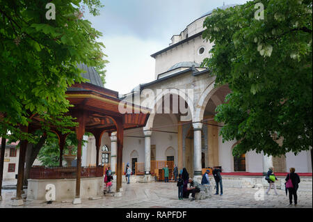 Gazi Husrev-beg cortile moschea, la più grande moschea storica in Bosnia, Bascarsija vecchio bazar, Sarajevo, Bosnia ed Erzegovina Foto Stock