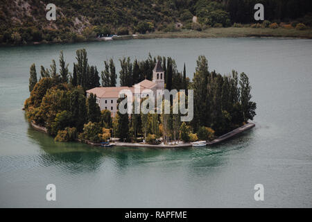 Isola di Visovac monastero nel parco nazionale di Krka, Croazia Foto Stock