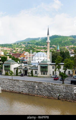 Classico stile ottomano imperatore della moschea o Careva Džamija, costruito nel XV secolo, Sarajevo, Bosnia ed Erzegovina Foto Stock