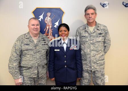 Da sinistra a destra, New Jersey Guardia Nazionale aiutante generale Brig. Gen. Michael Cunniff, U.S. Air Force 1 Lt. Anita Morris, un cappellano con il 177th Fighter Wing, e comandante del New Jersey Air National Guard Brig. Gen. Kevin Keehn posano per una foto dopo Morris' giuramento nella cerimonia del 12 febbraio 2017, presso il 177th Fighter Wing, Egg Harbor Township, New Jersey. Morris è l'ala del primo afro-americano di cappellano femmina. Foto Stock