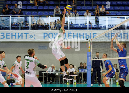 San Pietroburgo, Russia - 5 Settembre 2018: attacco nella partita di pallavolo Ural, Russia vs Atyrau, Kazakistan durante il torneo internazionale Vyacheslav P Foto Stock