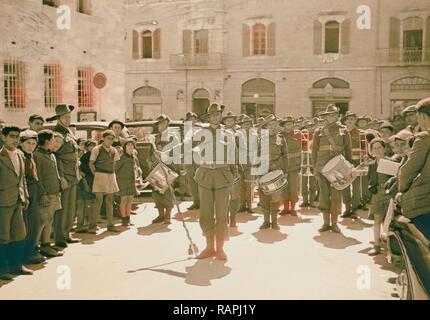 La band australiana protagonista di una sfilata di soldati australiani in Gerusalemme. 1940, Israele. Reinventato da Gibon. Classic reinventato Foto Stock