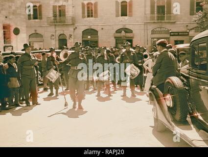 La band australiana protagonista di una sfilata di soldati australiani in Gerusalemme. 1940, Israele. Reinventato da Gibon. Classic reinventato Foto Stock