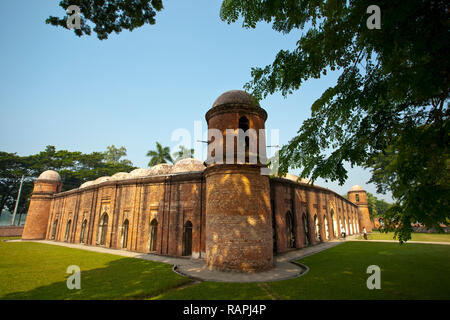 La Moschea Shatgumbad. È la più grande del Sultanato moschee in Bangladesh e uno dei più imponenti monumenti islamici in tutta l'Indiano Foto Stock