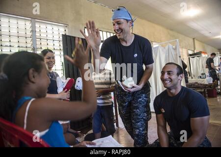 TRUJILLO, Honduras (feb. 23, 2017) - Lt. La Cmdr. Matt banche (sinistra), nativo di Gainesville, Florida, assegnato al ramo navale Health Clinic Meridian, Miss., e il tenente Cesar J. Cepeda, nativo di Charleston S.C., assegnato al "Cavalieri del Mare" di elicottero di mare squadrone di combattimento (HSC) 22, insegnare ai bambini come effettivamente spazzolino e filo interdentale i denti per il perdurare della promessa 2017 (CP-17) sito medico a sostegno di CP-17's visita a Trujillo, Honduras. CP-17 è un U.S. Comando sud-sponsorizzato e U.S. Forze Navali Comando meridionale/STATI UNITI 4a flotta-condotto di distribuzione condotta civile-operazioni militari incl Foto Stock