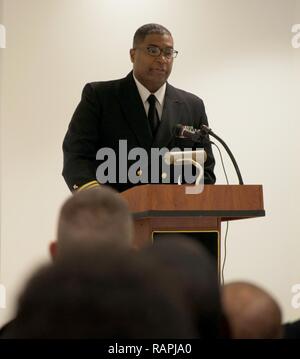 ARLINGTON, VIRGINIA (feb. 15, 2017) della Cmdr. Robert Jones, cappellano e il vice direttore per il personale, di formazione e di istruzione per la Marina capo dei cappellani, offre commento al servizio dei membri e del Dipartimento della Difesa civili presso la Naval Operations annuale American-Black africana storia mese celebrazione ospitato dal Pentagono il Comitato del Patrimonio 2017. Il tema di quest anno è il successo lascia sempre un ingombro. Nel suo commento, Jones ha sottolineato l importanza di perseveranza, di educazione e di ispirazione. Foto Stock