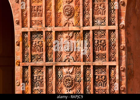 Placche in terracotta sulla Moschea Atiya. Esso è situato nel villaggio di Atiya sotto Delduar Thana nel distretto di Tangail, a circa sei chilometri a sud di Foto Stock