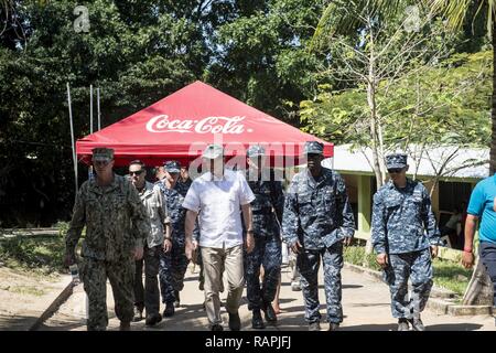 TRUJILLO, Honduras (feb. 21, 2017) - La onorevole James Nealon, U.S. Ambasciatore in Honduras, tours la continua promessa 2017 (CP-17) sito medico a sostegno di CP-17's visita a Trujillo, Honduras. CP-17 è un U.S. Comando sud-sponsorizzato e U.S. Forze Navali Comando meridionale/STATI UNITI 4a flotta-condotto di distribuzione condotta civile-militare comprendente le operazioni di assistenza umanitaria, impegni di formazione e medico, dentista e supporto di veterinari in uno sforzo per mostrare il supporto degli Stati Uniti e di impegno per l'America centrale e del Sud. Foto Stock