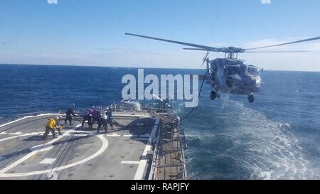 Oceano atlantico (feb. 05, 2017) un MH-60S Sea Hawk elicottero conduce in volo di effettuare le operazioni di rifornimento con la visita-missili cruiser USS Vella Gulf (CG 72). La nave è in corso partecipano in task force esercizio 17-2 in preparazione per una prossima distribuzione. Foto Stock