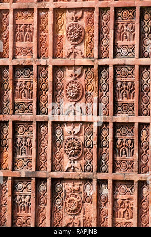 Placche in terracotta sulla Moschea Atiya. Esso è situato nel villaggio di Atiya sotto Delduar Thana nel distretto di Tangail, a circa sei chilometri a sud di Foto Stock