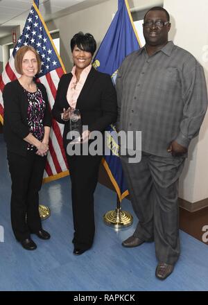 PORTSMOUTH, Va. (feb. 28, 2017) Navy Medicina Est (NME) Bilancio team con l'appuntamento annuale della Società Americana di militari Team Comptrollers Achievement Award hanno ricevuto dal 23 febbraio (da sinistra a destra): Carolyn Atkins, gestione finanziaria analista; Rashelle D. Taylor, bilancio capo dipartimento; e Fitzgerald Wheeler, gestione finanziaria analyst. NME è uno dei due comandi regionali che gestiscono la medicina Navy global health care network da sorvegliare la consegna del medico, dentista e di altri servizi di assistenza sanitaria a circa 1 milioni di pazienti in tutto quasi 100 strutture tutta la parte orientale hemisph Foto Stock