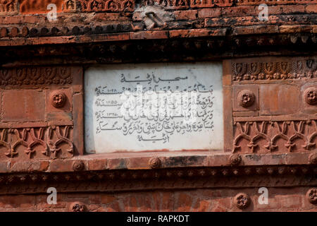 Una replica in pietra di iscrizione sopra il portale centrale della moschea Atiya. Esso è situato nel villaggio di Atiya sotto Delduar Thana in Tangail Foto Stock