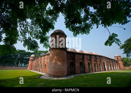 La Moschea Shatgumbad. È la più grande del Sultanato moschee in Bangladesh e uno dei più imponenti monumenti islamici in tutta l'Indiano Foto Stock