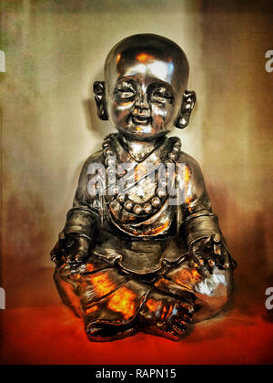 Little Buddha Grunge metallico scultura foto di sfondo Foto Stock