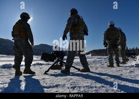 Paracadutisti assegnato il cane Company, 3° Battaglione, 509a paracadute Reggimento di Fanteria, quarta brigata di fanteria combattere Team (airborne), XXV divisione di fanteria, U.S. Esercito di Alaska, prepararsi a qualificarsi con un contrassegno 19 40mm granata mitragliatrice sulla gamma Grezelka a base comune Elmendorf-Richardson, Alaska, Feb 28, 2017. Stati Uniti Esercito Alaska è la casa dell'esercito pacifico solo airborne brigade combat team e mantiene il solo airborne rapida capacità di risposta entro il Pacifico Comando. Foto Stock