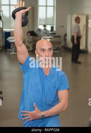 Stati Uniti Navy Lt. Yui " Tommy' Wong, un medico di terapia fisica (DPT) CON GLI STATI UNITI Naval Hospital Guam Foto Stock