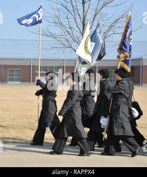 Grandi laghi, Ill. (feb. 27, 2017) reclute presso il reclutamento di formazione il comando marzo in formazione. Circa 30,000-40,000 reclute laurearsi presso la Marina è solo boot camp una volta l'anno. Foto Stock