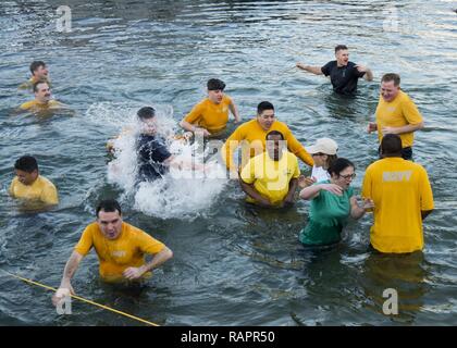 SASEBO, Giappone (feb. 28, 2017) il comandante, U.S. Le attività della flotta Sasebo i marinai e i dipendenti civili hanno partecipato all'Navy-Marine Corps Relief Society tuffo polare a bordo CFAS Febbraio 28, 2017.Il Tuffo polare è stato trattenuto per sollevare la consapevolezza per il NMCRS active-dovere fondo rigido, che aiuta a mantenere i servizi NMCRS e i programmi in esecuzione in tutto il mondo. Foto Stock