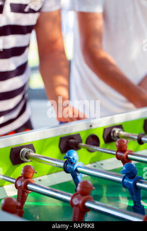 Sport Gioco del calcio giocando a calcio balilla controllare i giocatori con bracci Foto Stock
