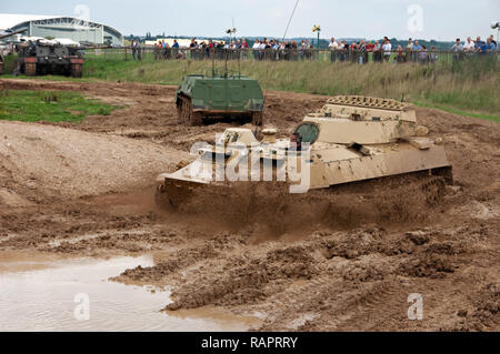 Dimostrazione di un British tutti i terreni veicolo blindato, a Duxford British Museo della Guerra Foto Stock