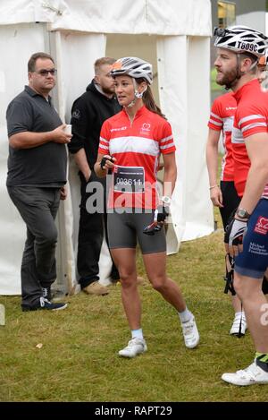 Pippa e James Middleton partecipare alla British Heart Foundation il quarantesimo annuale di Londra a Brighton in bicicletta dove: Londra, Regno Unito quando: 21 giu 2015 Credit: Steve Finn/WENN Foto Stock