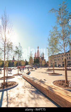 Mosca, Russia - 31 Luglio 2018: Zaryadye Park con una vista della Cattedrale di San Basilio a Mosca sulla Piazza Rossa Foto Stock