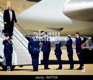 Presidente Trump è accolto da magg. Gen. John K. McMullen, vice comandante, Air Combat Command, Col. Caroline Miller, 633rd Air Base Wing Commander e Col. Peter Fesler, 1° Fighter Wing Commander a base comune Langley-Eustis, Virginia, Marzo 2, 2017. Il 633rd ABW è l'ala ospite a 24.000 aviatori, soldati e civili che supportano 11 grandi unità, uno dei quali è il primo FW, la cui missione è fornire la furtività, combattere airpower in tutto il mondo con breve preavviso per comandanti combattente. Foto Stock