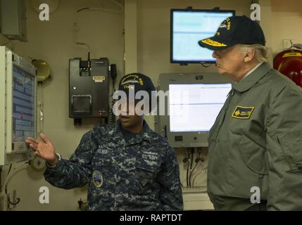 NEWPORT NEWS, Va. (2 marzo 2017) - Presidente Trump tours unità Pre-Commissioning Gerald Ford (CVN 78). Trump ha visitato il 2 marzo per soddisfare con i marinai e i costruttori navali della marina del primo-in-class portaerei durante un tutte le mani con la chiamata all'interno della nave di hangar bay. Foto Stock