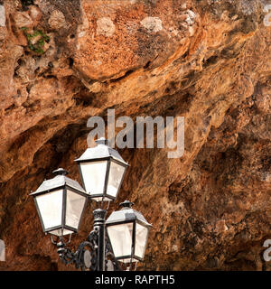 Ghisa strada lampada illuminazione stradale nel villaggio di Mijas in Andalusia, Spagna Foto Stock