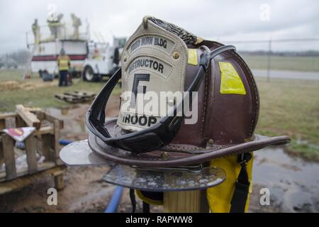 Fort Campbell Fuoco e i servizi di emergenza e Middle Tennessee ordine fraterno di Leatherheads Society, ha ospitato la seconda luce annuale e lotta Feb 18, 2017, a Fort Campbell Fire Training Facility. Foto Stock