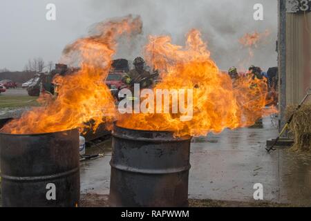 Dave Brasells, presidente della Middle Tennessee ordine fraterno di Leatherheads società, porta legna da ardere di barili durante un pompiere esercitazione Feb 18, 2017, a Fort Campbell. Circa 50 partecipanti provenienti da circa 20 i vigili del fuoco hanno preso parte all'evento. Foto Stock