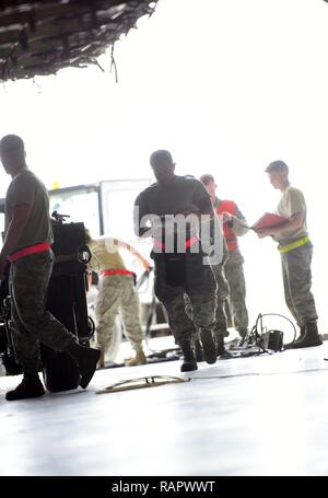 Equipaggio capi e armi specialisti assegnati alla 509a e 131Manutenzione aeromobili squadroni guardare oltre le munizioni unità di manipolazione (MHU)-204 rimorchio per difetti mentre esegue un controllo visivo dei beni durante un no-Avviso di prontezza operativa esercizio a Whiteman Air Force Base, Mo., 28 febbraio, 2017. Durante l'esercizio, totale- Forza aviatori integrati sono stati incaricati di eseguire Whiteman strategica della missione di dissuasione durante la convalida della fattibilità operativa. Foto Stock