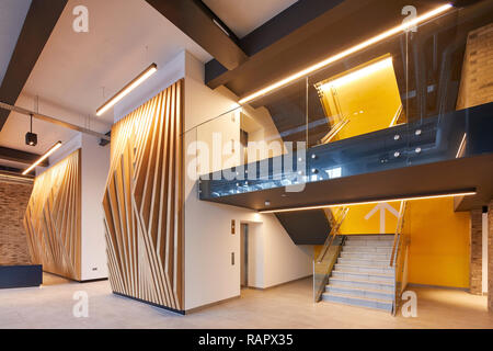 A doppia altezza foyer al piano terra. Il Portiere Edificio, Slough, Regno Unito. Architetto: T P Bennett, 2017. Foto Stock