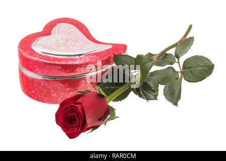 Cuore modellato a forma di scatola di gioielli con una rosa rossa Foto Stock