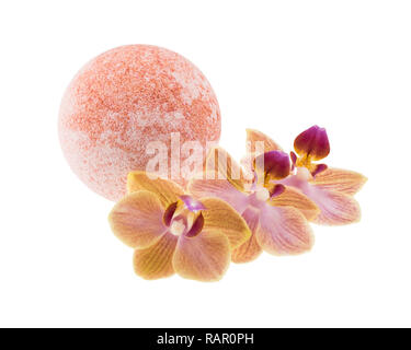 Bagno maculato bomba con fiori di orchidea isolato su bianco Foto Stock