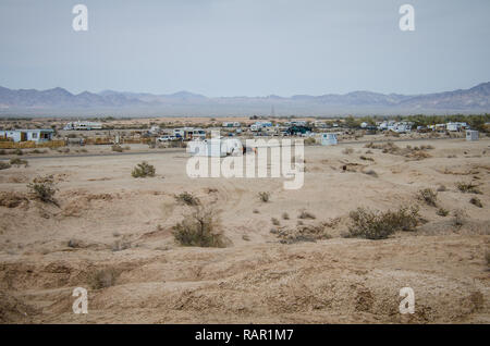 21 agosto 2018 - lastra City, CA: Vista della città di Soletta, una comunità di lawless fuori nel deserto della California con i residenti che vivono fuori della griglia Foto Stock