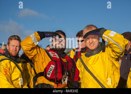 Scialuppa di salvataggio equipaggio un il giorno di nuovi anni nuotare a Rhu Marina, Scozia Foto Stock