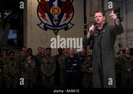 Oceano atlantico (dec. n. 10, 2018) Capt. David Snowden, il delegato della Nimitz-class portaerei USS Harry Truman (CVN 75), dà un discorso a un cavalletto di sicurezza verso il basso in un hangar bay a bordo Harry S Truman. Attualmente operanti negli Stati Uniti Sesta flotta area di operazioni, Harry Truman continuerà a promuovere la cooperazione regionale con gli alleati e partner, rafforzare la stabilità regionale e di rimanere vigili, agile e dinamica. Foto Stock